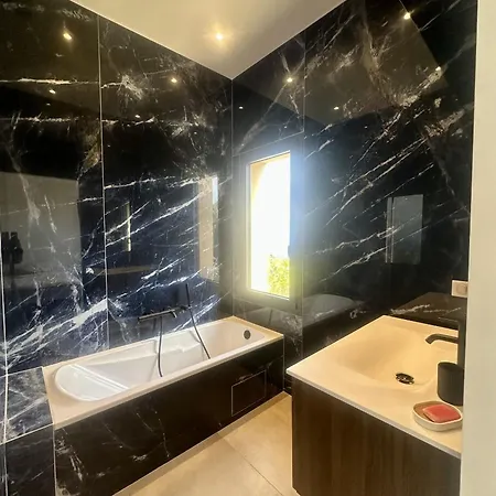 Superbe Vue Et Piscine Villa *