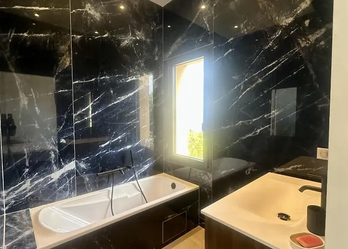 Superbe Vue Et Piscine Villa *