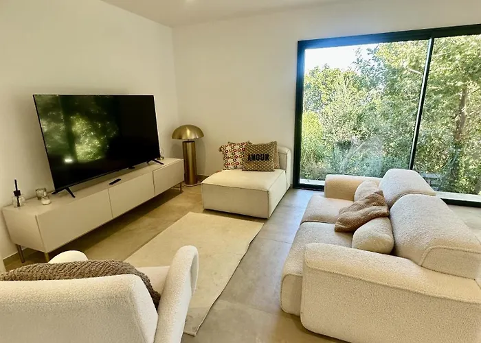 Superbe Vue Et Piscine Villa